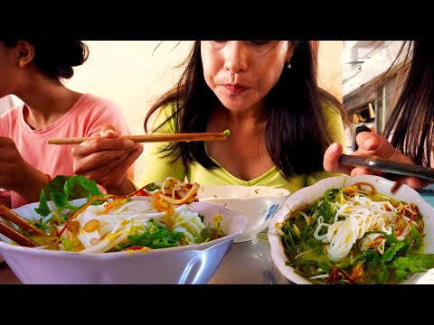 Khmer Rice Noodle For Breakfast - Cambodian Popular Traditional Food