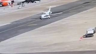 Il video dell'incidente a Linate: un veicolo di servizio urta un jet privato, la dinamica dell'im...