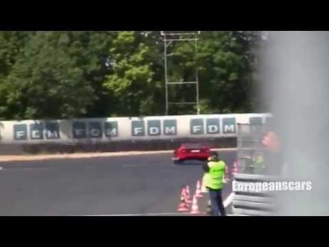 Bugatti Veyron vs Ferrari F40 (http://www.intrepidones.com)