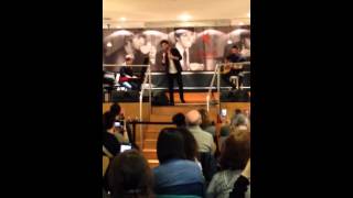 Francesco Sarcina canta Odio le stelle @Feltrinelli a Milano