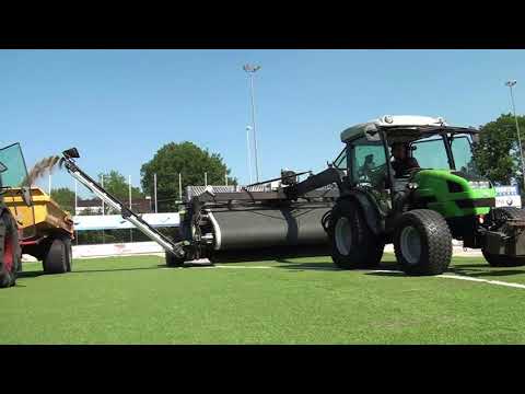 Grasmat bij Sportclub Genemuiden wordt verwijderd