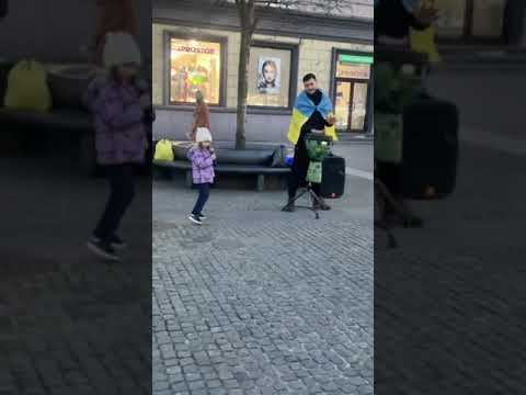 Скандал в центре Днепра: на Европейской площади девочка спела песню российской исполнительницы