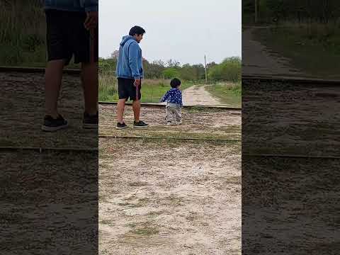 paseando por Puerto Tirol con Lauty mirando el tren en Chaco