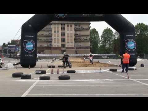 esibizione  di  super motard  a celadina del  giugno 2010