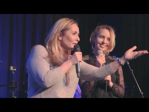 Angela vond optreden met dochter eng - RTL LATE NIGHT