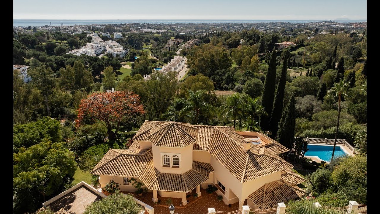 Villa for sale in El Herrojo, Benahavis