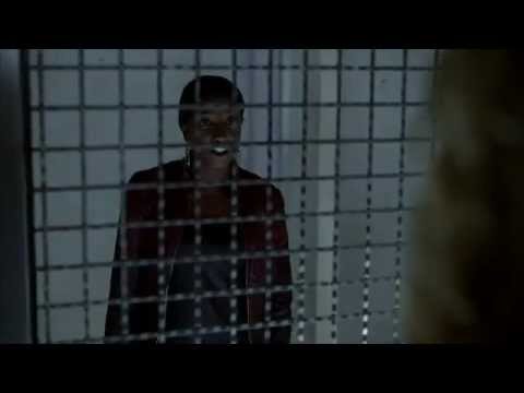 True blood 5x12- Tara saves Pam and kiss her.