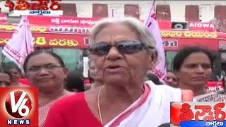 Womens Protest against TRS Government | Cheap Liquor Policy | Teenmaar News - V6News