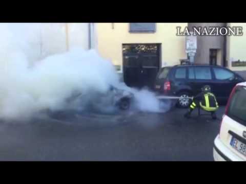 Empoli, auto a fuoco in piazza della Vittoria