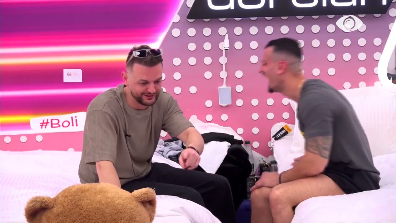 Selin dhe Gimbo qëndrojnë të shtrirë së bashku