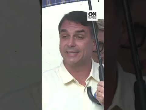 FLÁVIO BOLSONARO FALA À IMPRENSA APÓS VOTAR NO RIO DE JANEIRO