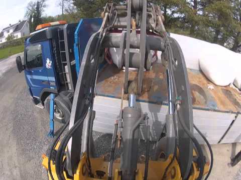 Volvo L70 unloading Truck