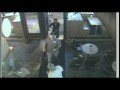 Mies ryntää baariiin ja yrittää suorittaa ryöstön