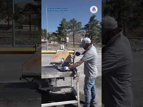 Cumhuriyet Mahallesinde andezit taşı ile kaldırım yenileme çalışmaları devam ediyor. 15.09.2023