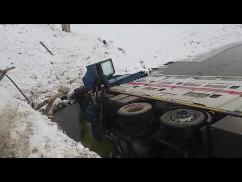 Camion răsturnat în râu la Alţâna în judeţul Sibiu | novatv.ro