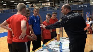 گزارش تلویزیونی در مورد فعالیت پلیس منطقه بورگنلند به عنوان بخشی از چهارمین شب ورزشی Weißenfels در MBC - Mitteldeutscher Basketball Club در تالار شهر Weisenfels