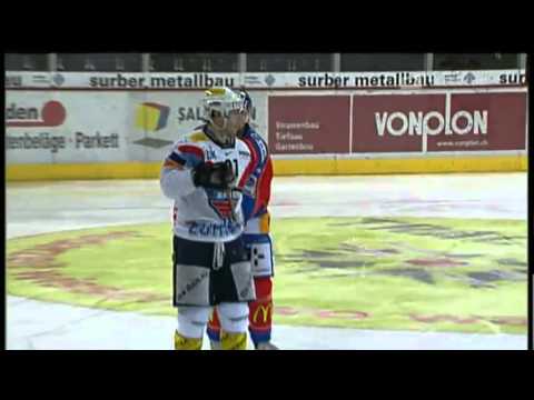 Faustkampf Mathias Seger (ZSC Lions) - Denis Hollenstein (Kloten Flyers)