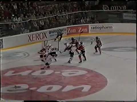 16.9.2004 Mikko Kurvinen (HIFK) maalaa Jokerien verkkoon