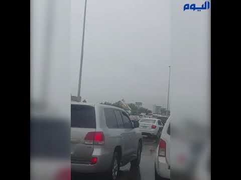 بالفيديو.. الأمطار تعطل حركة السير على طريق الملك فهد