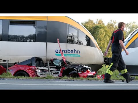 Schwerer Zug- und Autounfall zwischen Telgte und Münster | Eurobahn-Zug und Porsche-Wagen