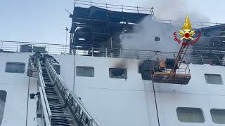 incendio-nave-al-porto-di-napoli-ecco-le-immagini