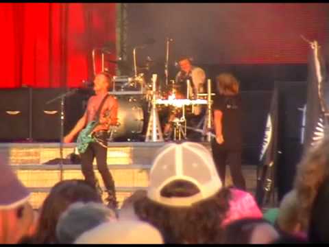 Videoclip de C'Mon C'Mon (Live) — Def Leppard