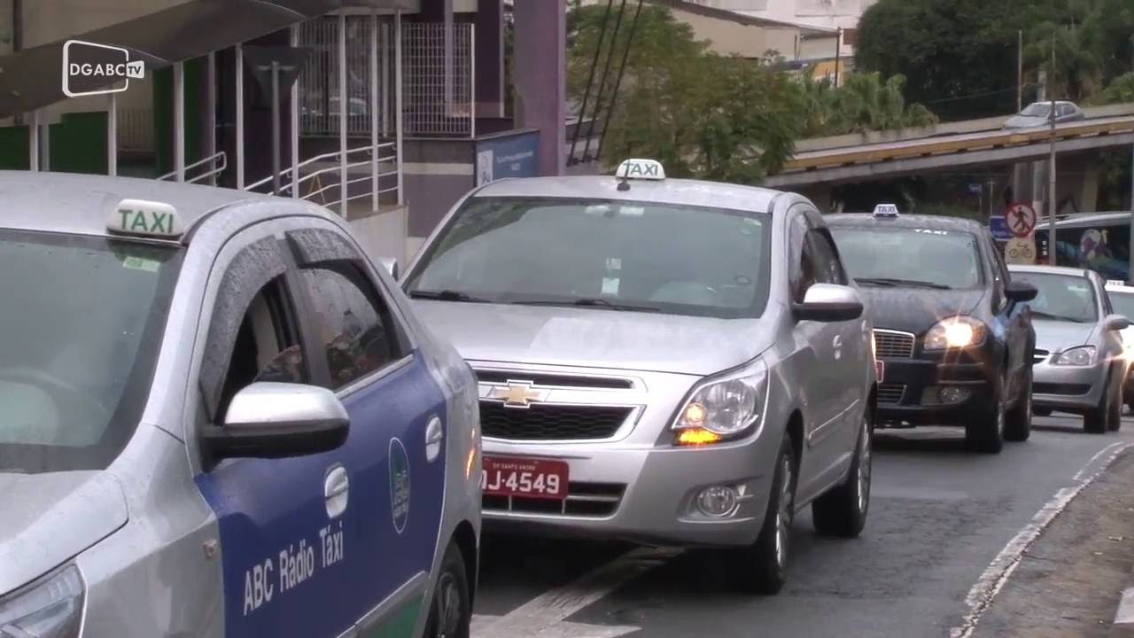 Taxistas pressionam vereadores por fiscalização do Uber;