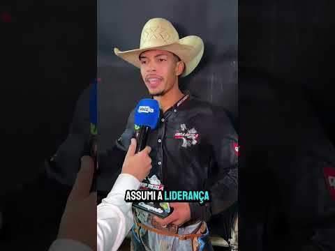 Paulo Vitor Pereira Costa, de Santa Helena de Goiás, ganhador do rodeio da 20ª Expo Acreúna