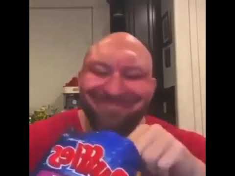 МУЖИК ЕСТ ЧИПСЫ И УЛЫБАЕТСЯ ПОД ДРАЙВОВУЮ МУЗЫКУ