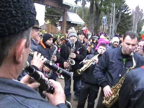 jocul junilor din marisel la biserica 2010.mpg