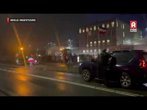 Protest met toeterende trekkers bij Alphense gevangenis