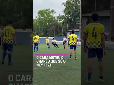 O MELHOR DRIBLE DO ANO? 👀 O cara deu um chapéu absurdo e fez o rival ser expulso! #shorts