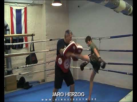 Jaro beim Thaiboxtraining / Jugendgruppe Ringside Gym