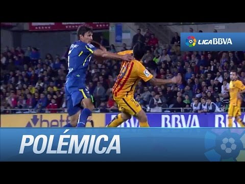 Vergini cortando un balon con el brazo dentro del área