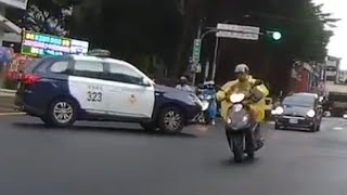 警車未鳴笛闖紅燈差點把對向機車整鍋端走，只有在快撞到的時候響一聲