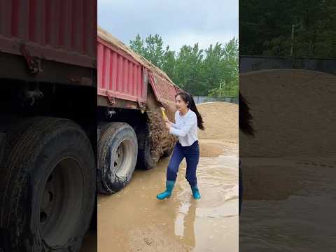 Thật khâm phục cô gái với công việc lái xe đầu kéo chở cát và hôm nay đang đổ vào bãi #automobile