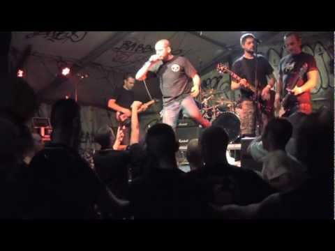 Attaccabrighe - In Mezzo Ai Guai [Live @ Magazzino 47, Brescia, 16/06/2012].mov