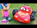 L Enfant Vlad Joue Avec Les Voitures Jouets Cassées