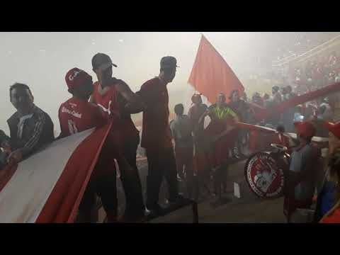 "Un minuto de silencio para racing que esta muerto, fiesta de independiente en el minuto 24" Barra: La Barra del Rojo • Club: Independiente • País: Argentina