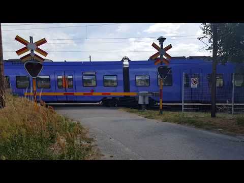Tåg i Mörrum: Cykel-Järnvägsövergången"Pågatåg Från Karlshamn