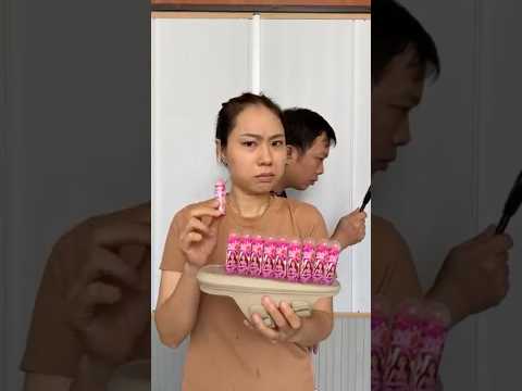 Cô gái nghĩ ra cách mới để đem son môi vào lớp