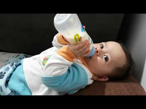 Gêmeos tomando mamadeira sozinho