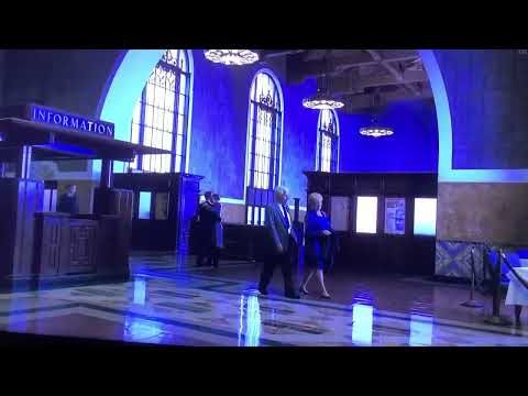 Alias Sydney and Vaughn dance at train station