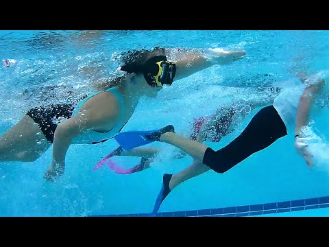 Дети плавают в бассейне наперегонки ♥ 5yo kids swimming underwater vs 10yo children 