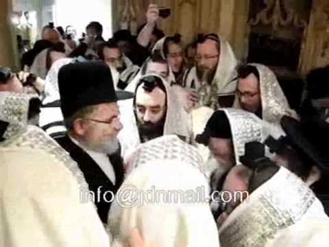 Toldos Avrohom Yitzchok Rebbe Reading from the Divrei Chaim's Sefer Torah Shevat 5772