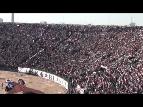 "Colo Colo - Vamos campeon, tu hinchada loca hoy te viene alentar" Barra: Garra Blanca • Club: Colo-Colo • País: Chile