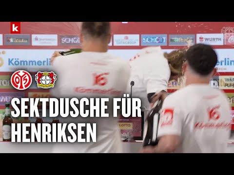 Mainz-Spieler stürmen die PK: Sekt-Dusche für Erfolgscoach Henriksen | Mainz - Leverkusen 2:2
