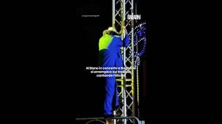 Al Bano si arrampica sul traliccio durante il concerto