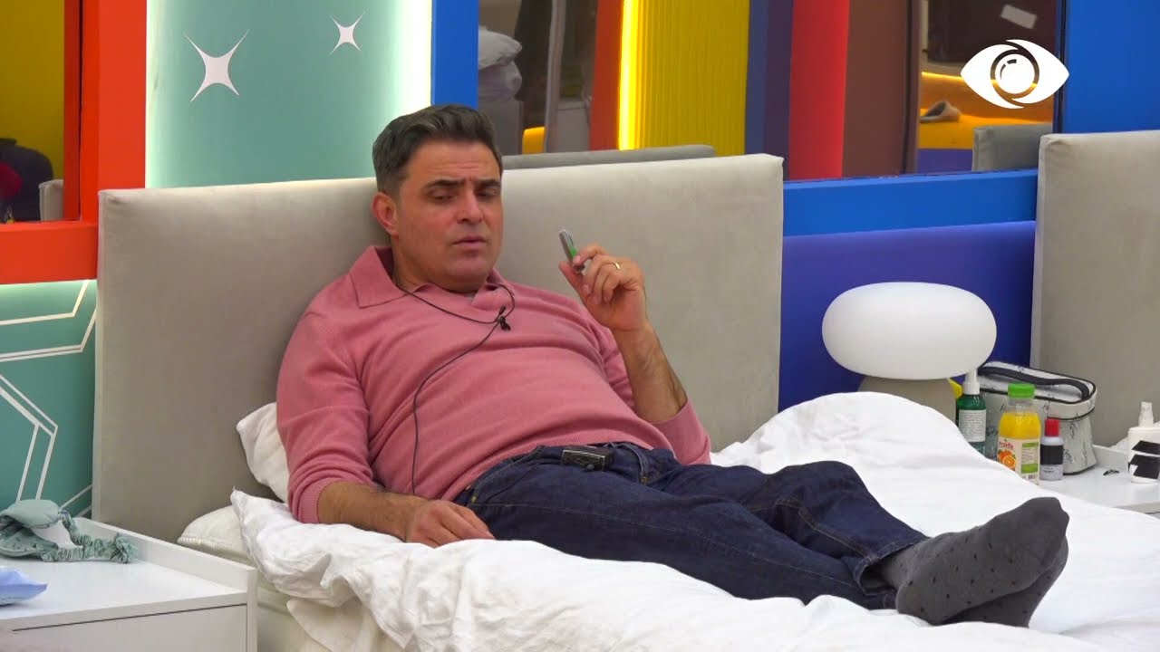 Armaldo dhe Sabiani i këndojnë Shpatit ndërkohë që ai vishet