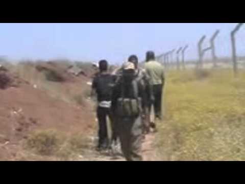 تجهيز مدفع الهاون من قبل عناصر لواء أحرار 15 آذار لضرب مطار ابو الظهور العسكري في محافظة إدلب